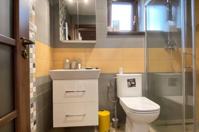 Kúpeľňa so sprchovacím kútom a tolaetou, Chata Bratka, Detvianska Huta