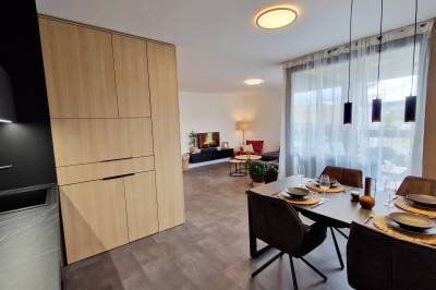 Obývačka prepojená s kuchyňou s jedálenským sedením, Hillshome | Rodinný apartmán na Liptove, plnohodnotná základňa pre výlety, so saunou a terasou, Liptovský Mikuláš