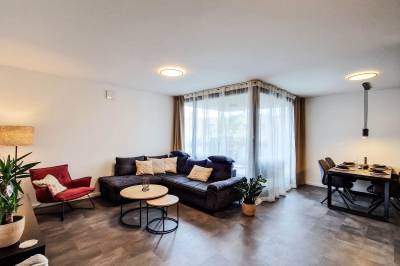 Obývačka s gaučom a LCD TV s Netflixom, Hillshome | Rodinný apartmán na Liptove, plnohodnotná základňa pre výlety, so saunou a terasou, Liptovský Mikuláš