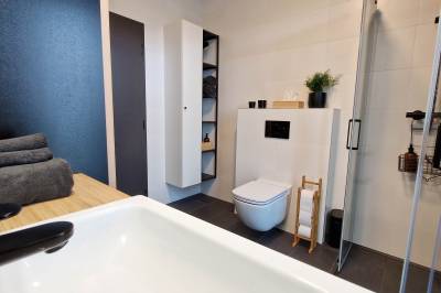 Kúpeľňa so sprchovacím kútom a toaletou, Hillshome | Rodinný apartmán na Liptove, plnohodnotná základňa pre výlety, so saunou a terasou, Liptovský Mikuláš