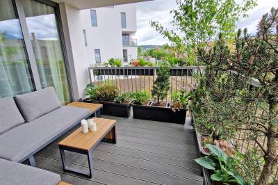 Chillout terasa so zeleňou a sedením, Hillshome | Rodinný apartmán na Liptove, plnohodnotná základňa pre výlety, so saunou a terasou, Liptovský Mikuláš