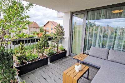 Chillout terasa so zeleňou a sedením, Hillshome | Rodinný apartmán na Liptove, plnohodnotná základňa pre výlety, so saunou a terasou, Liptovský Mikuláš