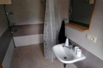 Apartmán 2 s kúpeľňou so sprchovacím kútom a toaletou, Apartmány Križkov dom, Kremnica