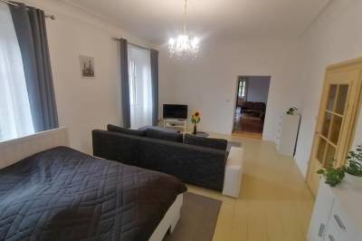 Apartmán 2 so spálňou s manželskou posteľou, rozkladacím gaučom a LCD TV, Apartmány Križkov dom, Kremnica