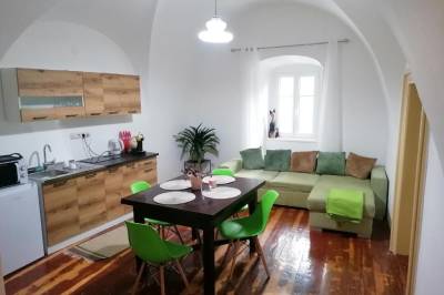 Apartmán 1 s obývačkou s rozkladacím gaučom prepojenou s kuchyňou, Apartmány Križkov dom, Kremnica