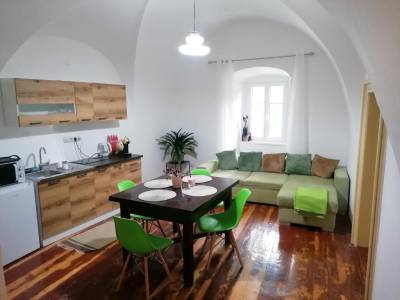 Apartmán 1 s obývačkou s rozkladacím gaučom prepojenou s kuchyňou, Apartmány Križkov dom, Kremnica