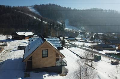 Chalet Martuška v zimnom šate, v pozadí lyžiarsky svah, CHALET Martuška, Levoča