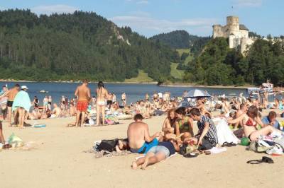 Piesková pláž z jazerom vzdialená 8 km od ubytovania, Domček v Pieninách, Majere