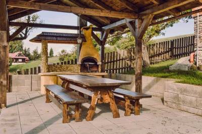 Altánok so sedením a krbom, Vrchársky dvor - Chalupa pod Dlhým grúňom, Drábsko