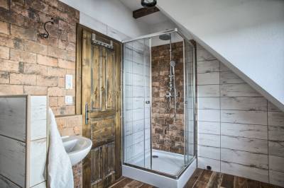 Kúpeľňa so sprchovacím kútom, Vrchársky dvor - Chalupa pod Dlhým grúňom, Drábsko