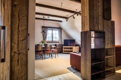 Obývačka s gaučom a TV, Vrchársky dvor - Chalupa pod Dlhým grúňom, Drábsko