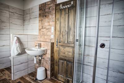 Kúpeľňa so sprchovacím kútom, Vrchársky dvor - Chalupa pod Dlhým grúňom, Drábsko