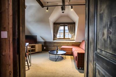 Obývačka s gaučom a TV, Vrchársky dvor - Chalupa pod Dlhým grúňom, Drábsko