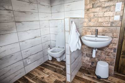 Samostatná toaleta, Vrchársky dvor - Chalupa pod Dlhým grúňom, Drábsko