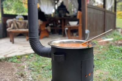 Varenia guláša v kotlíku, Chalet Látky, Látky