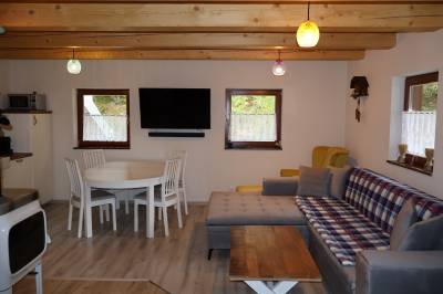 Obývačka s gaučom a TV, Jariabka Chalet Zrub Nízke Tatry- terasa, gril, priestor na hry, zeleny les Vás naplnia energiou, Jarabá