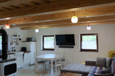 Obývačka s gaučom a TV prepojená s kuchyňou, Jariabka Chalet Zrub Nízke Tatry, Jarabá