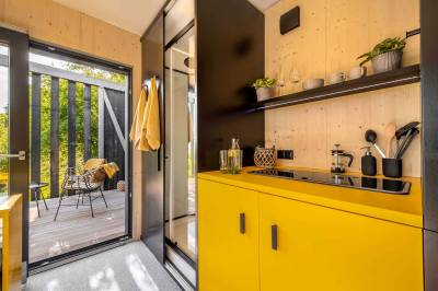 Interiér - kuchynka a vstup do kúpeľne, Kutica 3, Nová Baňa