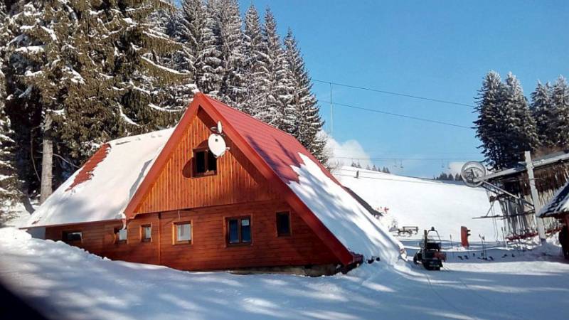 Ubytovanie priamo na zjazdovke lyžiarskeho strediska Ski Park Kubínska hoľa, Chata Stred Kubínska hoľa, Dolný Kubín