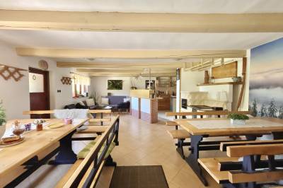 Spoločenská miestnosť prepojená s kuchyňou, Drevenica Kozinec, Drevenica Kozinec, Zázrivá