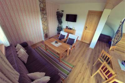 Apartmán 1 – obývačka s pohovkou a TV, River Cottage Bešeňová, Bešeňová
