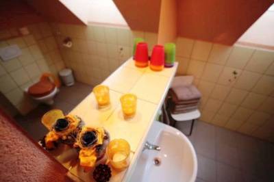 Apartmán 1 – kúpeľňa so sprchovacím kútom a toaletou, River Cottage Bešeňová, Bešeňová