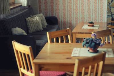 Apartmán 1 – pohovka a jedálenské sedenie v obývačke, River Cottage Bešeňová, Bešeňová