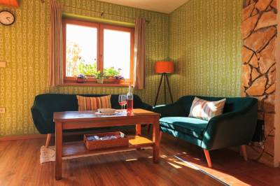 Apartmán 1 – obývačka s pohovkou a TV, River Cottage Bešeňová, Bešeňová