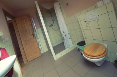 Apartmán 2 – kúpeľňa so sprchovacím kútom a toaletou, River Cottage Bešeňová, Bešeňová