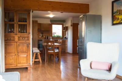 Apartmán 2 – obývačka prepojená s kuchyňou, River Cottage Bešeňová, Bešeňová