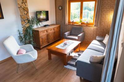 Apartmán 2 – obývačka s pohovkou a TV, River Cottage Bešeňová, Bešeňová