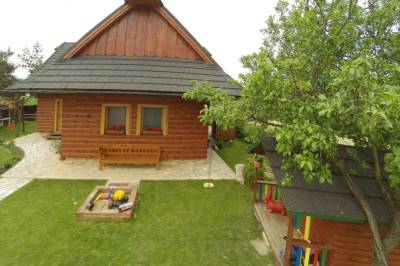 Exteriér ubytovania pri rieke a aquaparku v obci Bešeňová, River Cottage Bešeňová, Bešeňová