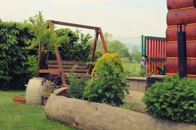 Záhradná hojdačka v exteriéri ubytovania, River Cottage Bešeňová, Bešeňová