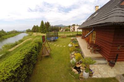Exteriér ubytovania pri rieke a aquaparku v obci Bešeňová, River Cottage Bešeňová, Bešeňová