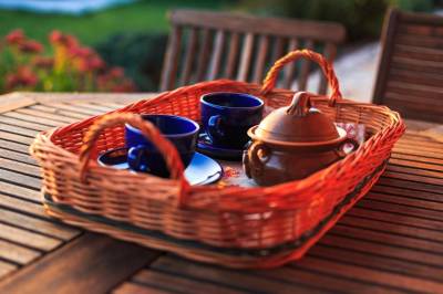 Vychutnávanie kávy na terase ubytovania, River Cottage Bešeňová, Bešeňová