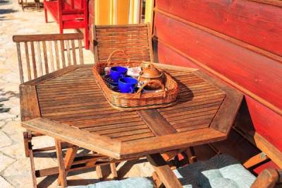 Vychutnávanie kávy na terase ubytovania, River Cottage Bešeňová, Bešeňová