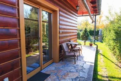 Terasa so sedením v exteriéri ubytovania, River Cottage Bešeňová, Bešeňová