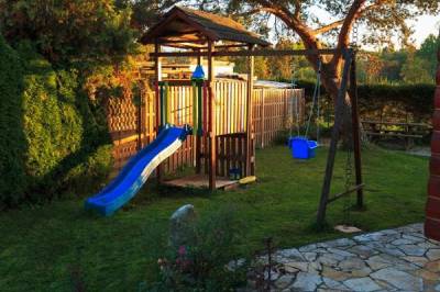Detské ihrisko v exteriéri ubytovania, River Cottage Bešeňová, Bešeňová