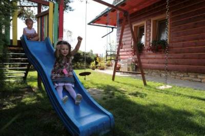 Detské ihrisko v exteriéri ubytovania, River Cottage Bešeňová, Bešeňová
