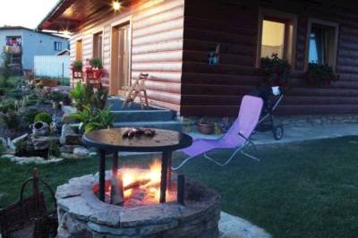 Ohnisko v exteriéri ubytovania, River Cottage Bešeňová, Bešeňová