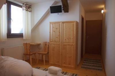 Dvojlôžková izba s manželskou posteľou a prístelkou, Rekreačný dom Horehronská kúria, Telgárt