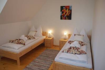 Dvojlôžková izba so samostatnými lôžkami a prístelkou, Rekreačný dom Horehronská kúria, Telgárt