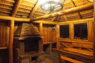 Altánok so sedením a krbom v exteriéri ubytovania, Rekreačný dom Horehronská kúria, Telgárt