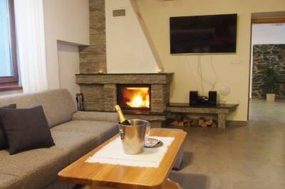 Spoločenská miestnosť s krbom, gaučom a TV, Rekreačný dom Horehronská kúria, Telgárt