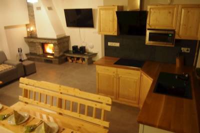 Spoločenská miestnosť prepojená s kuchyňou, Rekreačný dom Horehronská kúria, Telgárt