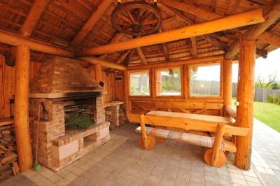 Altánok so sedením a krbom v exteriéri ubytovania, Rekreačný dom Horehronská kúria, Telgárt