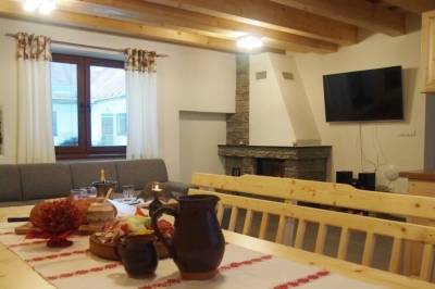 Spoločenská miestnosť prepojená s kuchyňou, Rekreačný dom Horehronská kúria, Telgárt