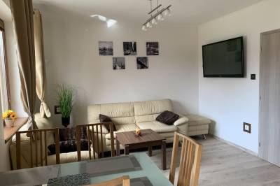 Apartmán - obývačka s gaučom a TV, Apartmán LOSONCI NESVADY, Nesvady