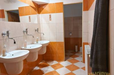 Dolná kúpeľňa, Chata Valachovka, Vyhne