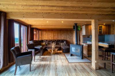 Chata El Niňo - obývačka s gaučom a kachľami, MONTANA RESIDENCE - Chata El Clasico a Chata El Niňo, Turčianske Jaseno